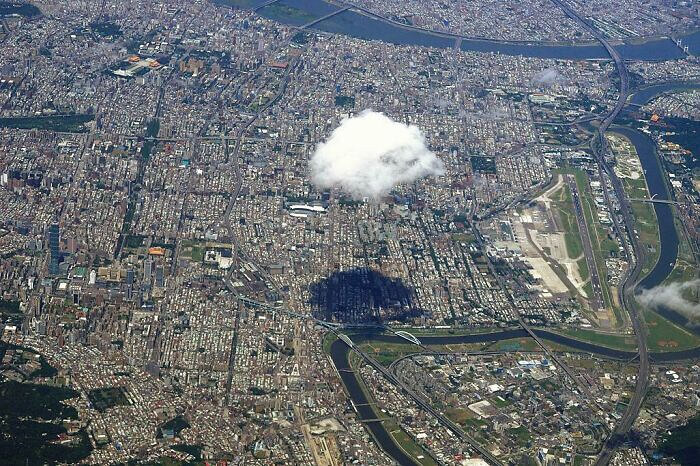 Una nube solitaria sobre Taipei