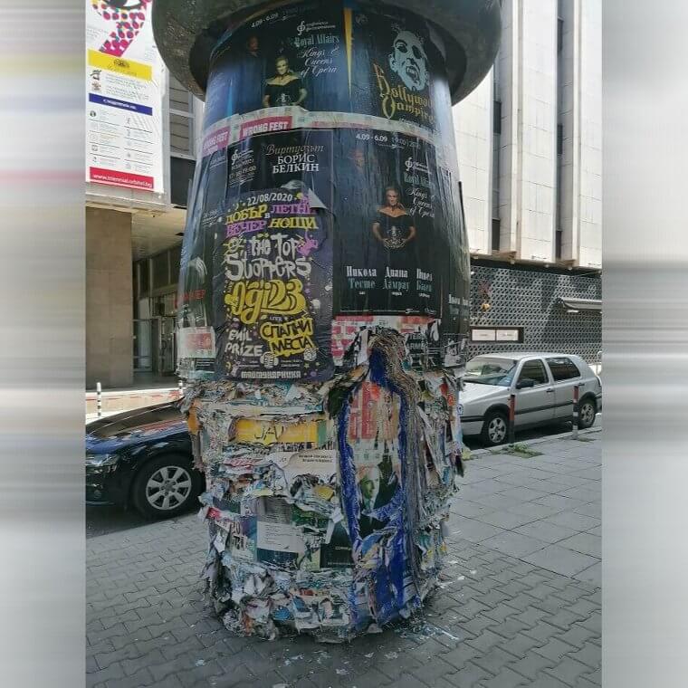 Una capa increíblemente gruesa de carteles