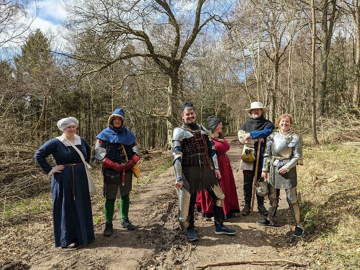 Un Grupo Al Azar Vestido Con Trajes Medievales En Un Sendero