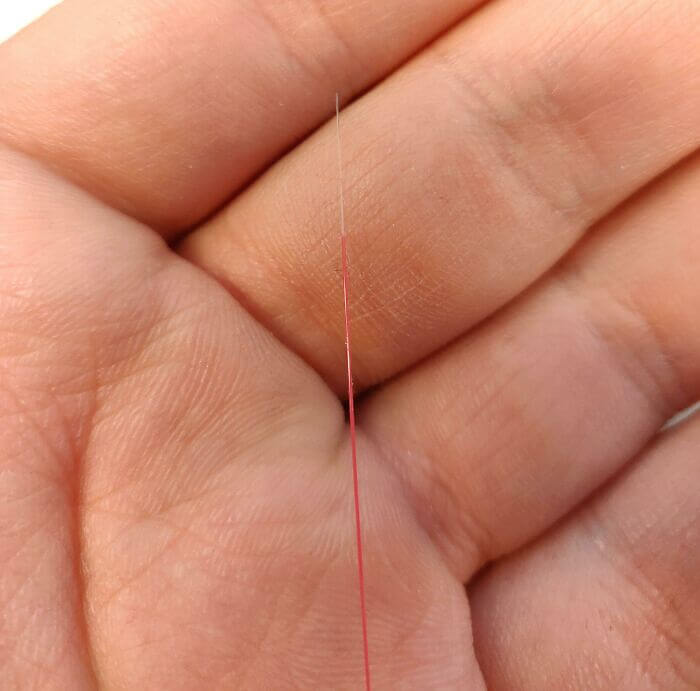 El tamaño real de un cable de fibra óptica