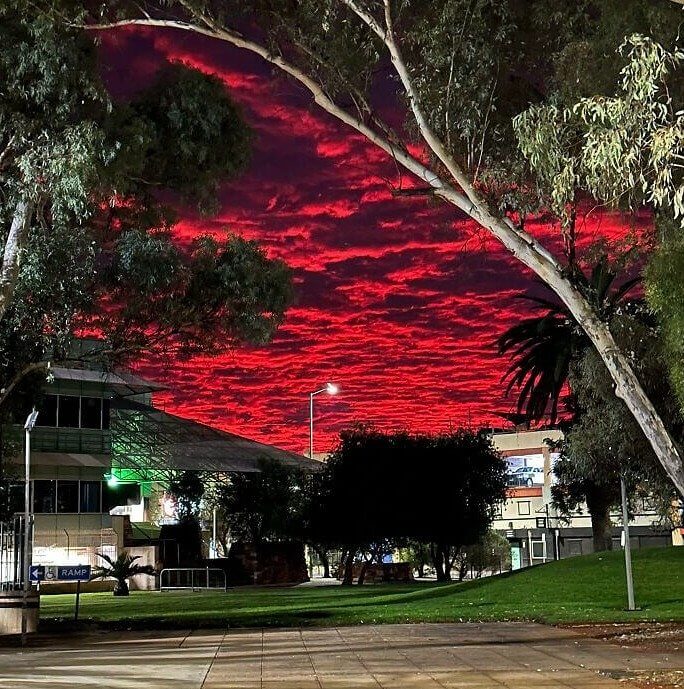 Un amanecer rojo sangre en Australia