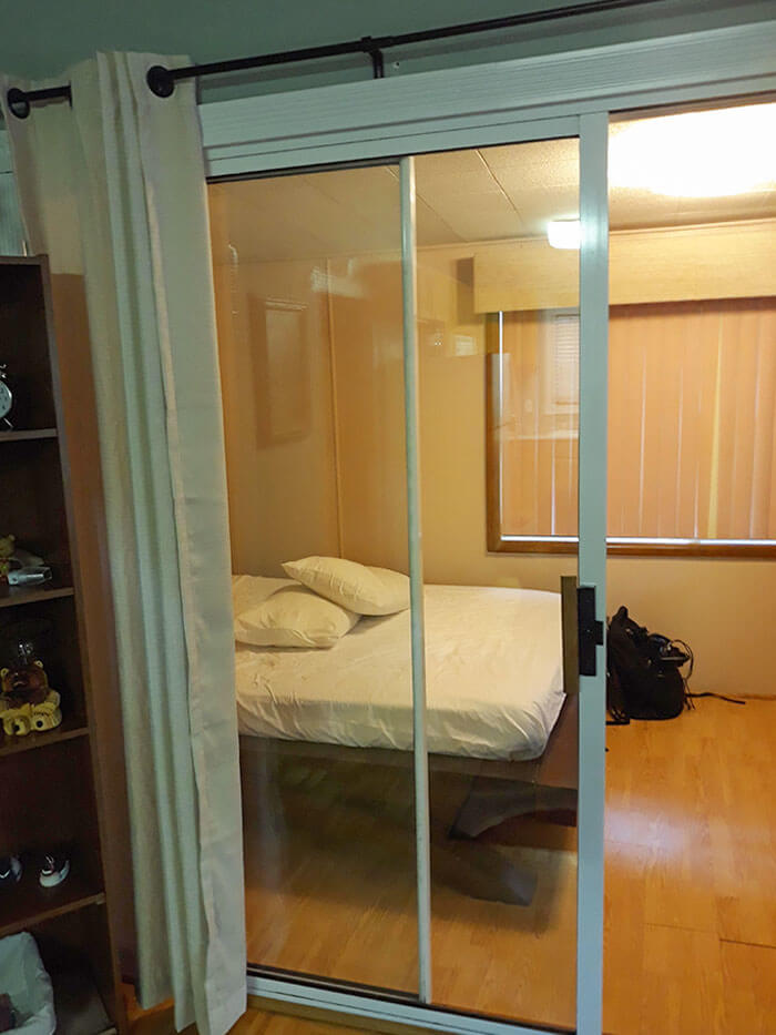 Eles Transformaram Uma Varanda em Um Quarto... POR QUÊ?