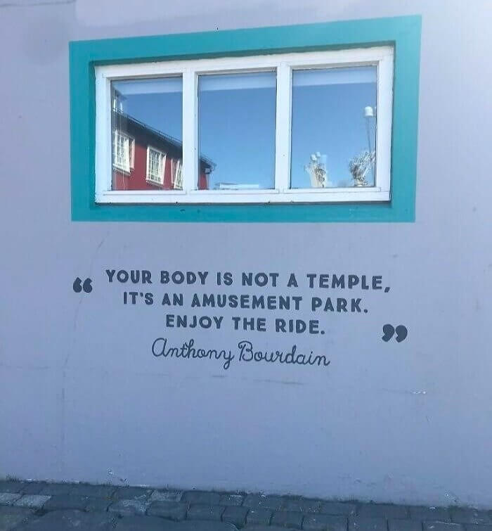 This Sign Keeps It Real