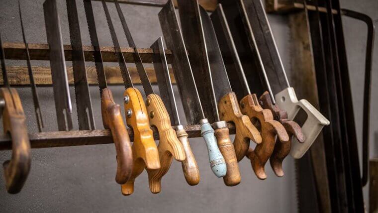 A Hand Saw That Actually Cut Straight