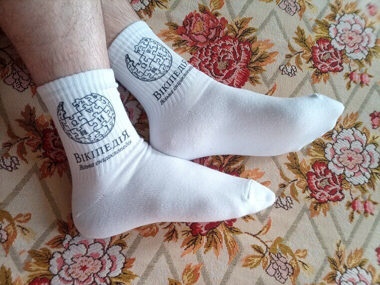 Turn Your Old Socks Into "Dusting Mitts" for Window Blinds