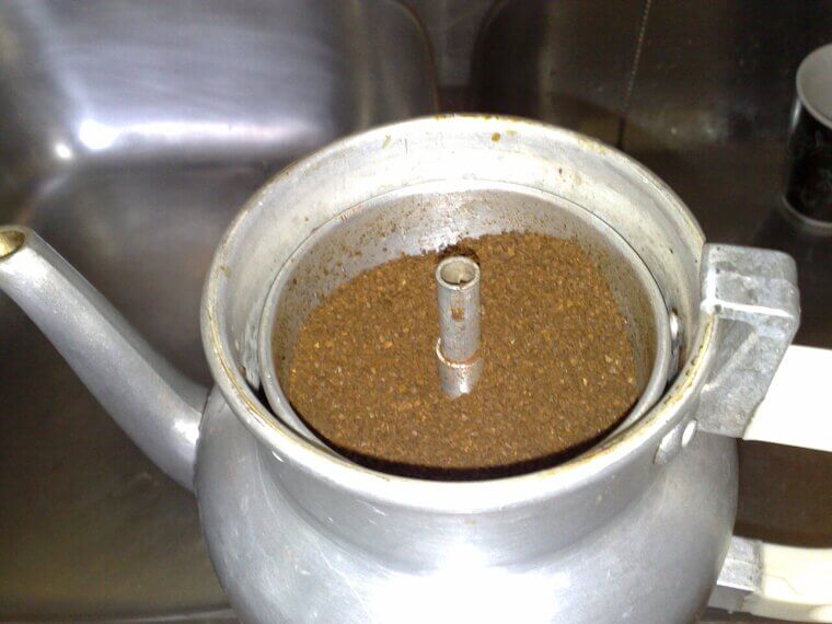 Clean Your Gritty Garden Hands With Used Coffee Grounds