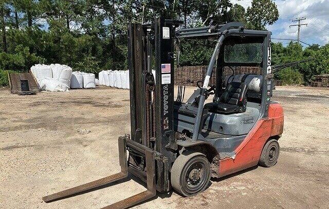 2016 Toyota 8FGU25 4650 Lb Pneumatic Tire Forklift - $1,600