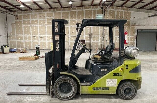 2020 Clark S30L 5750 Lb Electric Forklift – $500