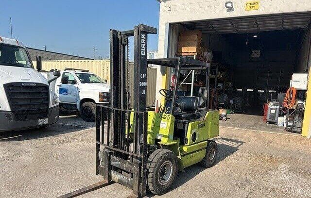 1986 Clark GPS25MB 5000 Lb Pneumatic Tire Forklift – $800