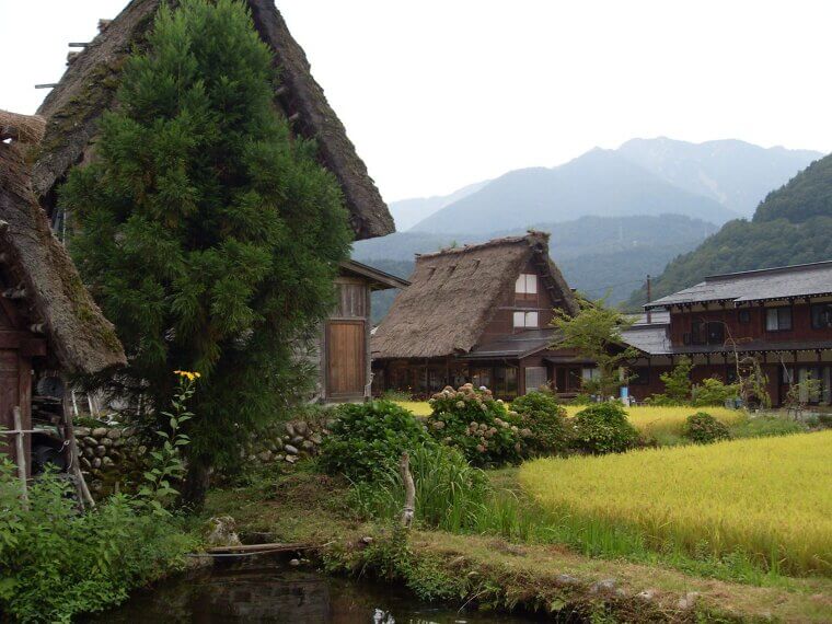 Peaceful Villages Along the Shirakawa-go Valley