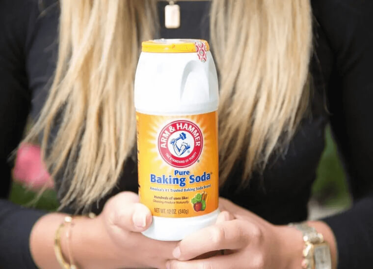 Use Baking Soda To Rinse Your Hair After A Swim