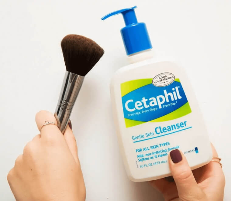 Wash Your Make-Up Brushes With Face Wash