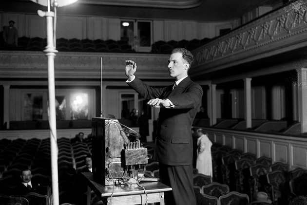 Un espion soviétique a accidentellement inventé la musique électronique alors qu'il faisait des expériences avec l'électromagnétisme.