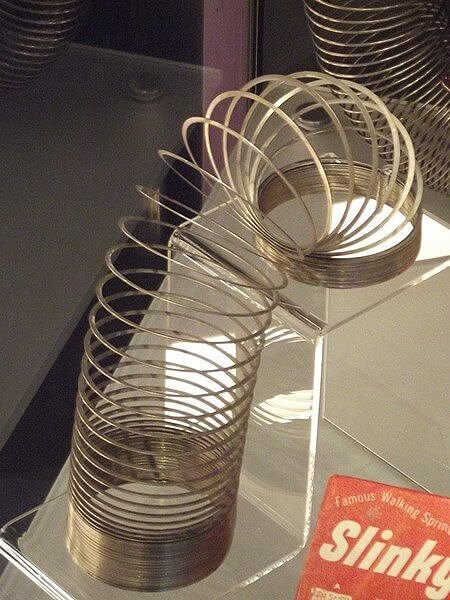 Le Slinky a été créé à l'origine pour stabiliser l'équipement des navires de guerre.