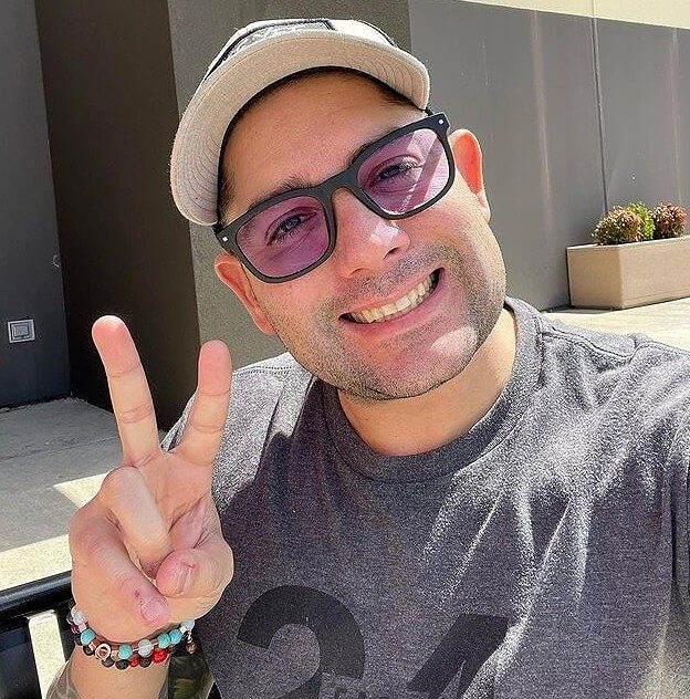 Lorsqu'un daltonien a emprunté des lunettes conçues pour les chirurgiens, il s'est rendu compte qu'il pouvait voir les couleurs.