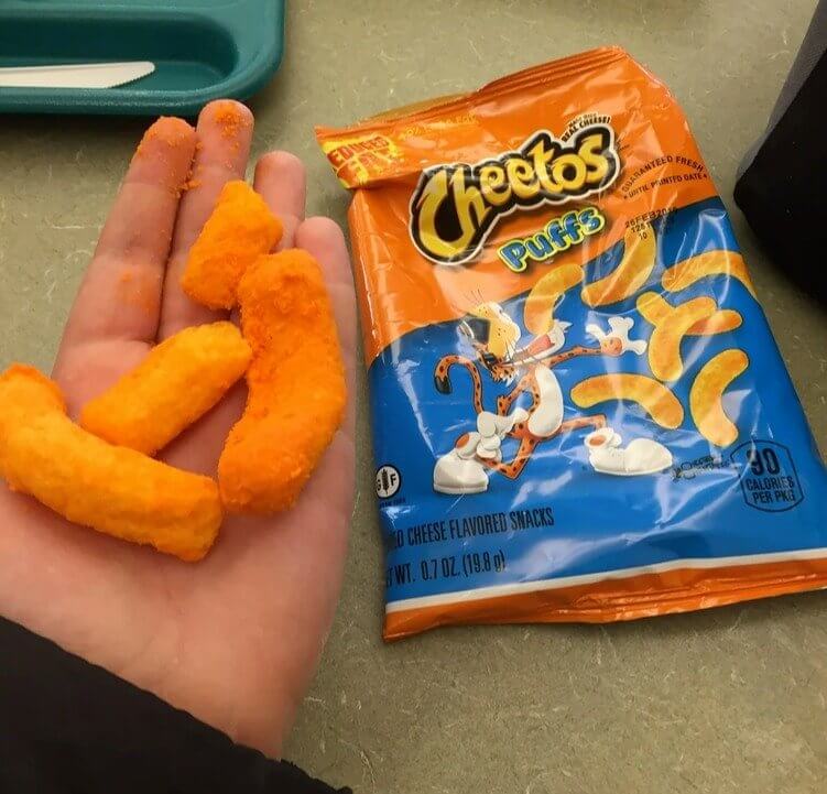 Un fabricant d'aliments pour animaux nettoyait un broyeur lorsqu'il a accidentellement inventé les Cheetos.