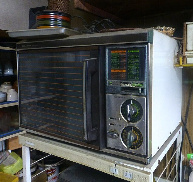 Percy Spencer a réalisé qu'il avait inventé le four à micro-ondes lorsqu'une barre chocolatée a fondu dans sa poche.
