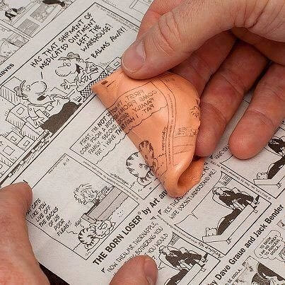 La pâte à modeler a été inventée par un ingénieur travaillant pour l'armée pendant la Seconde Guerre mondiale.