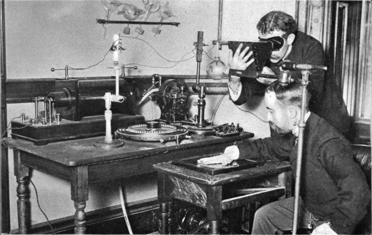 Wilhelm Roentgen faisait des expériences avec les radiations lorsqu'il a accidentellement découvert la puissance des rayons X.