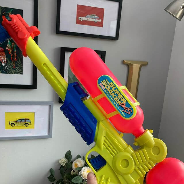 Un scientifique spécialiste des fusées a inventé le Super Soaker lorsque l'une de ses pompes s'est mise à fuir.