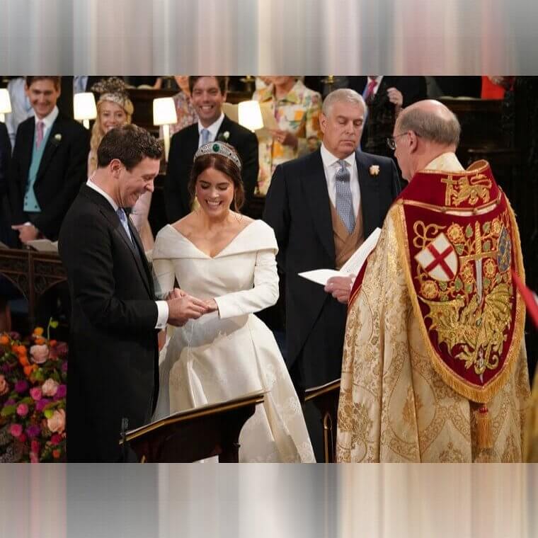 Abgelenkt von den Juwelen