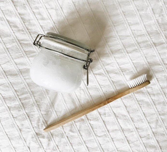 Utilise des coquilles d'œuf pour des dents saines