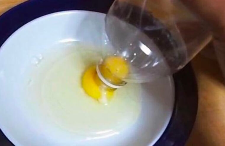 Les bouteilles en plastique facilitent la séparation des jaunes d'œuf