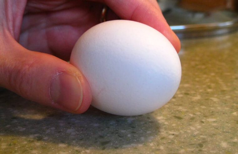 Utilise une surface plate pour casser les œufs