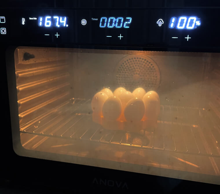Utilise le four pour faire des œufs à la coque