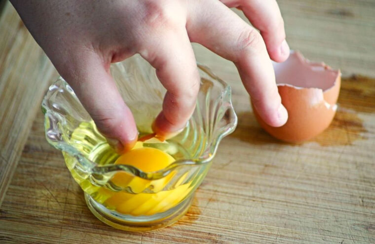 Tu peux utiliser des coquilles d'œuf pour piéger d'autres coquilles d'œuf.