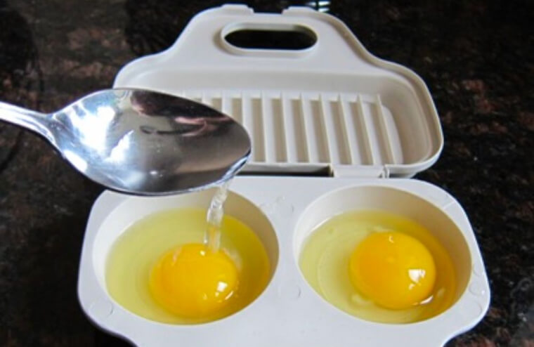 Les œufs pochés peuvent être préparés au micro-ondes