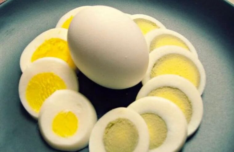 Débarrasse-toi des anneaux verts à l'intérieur des œufs à la coque