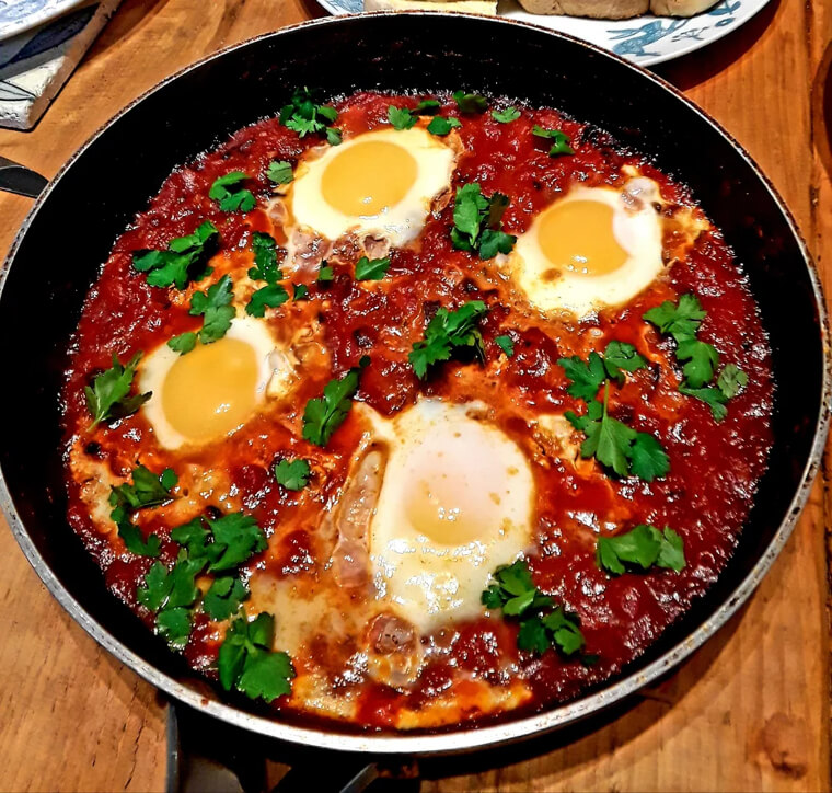 La shakshuka devrait être ton petit déjeuner aux œufs préféré