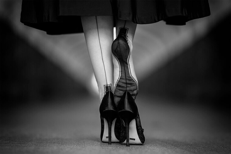 The 1940s "Seamed Stockings": The Daily Struggle of the Perfect Straight Line on the Back of the Leg
