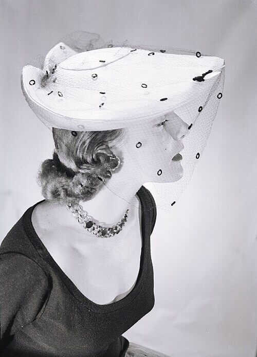 The 1950s "Coiffure Veils": Keeping Your Hair in Place With a Net