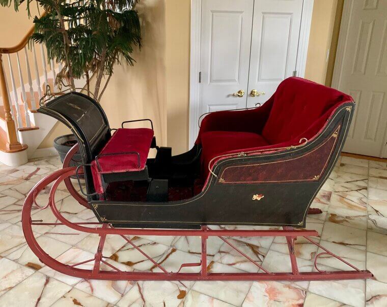 Antique Sleigh Decorations That Defined the Holiday