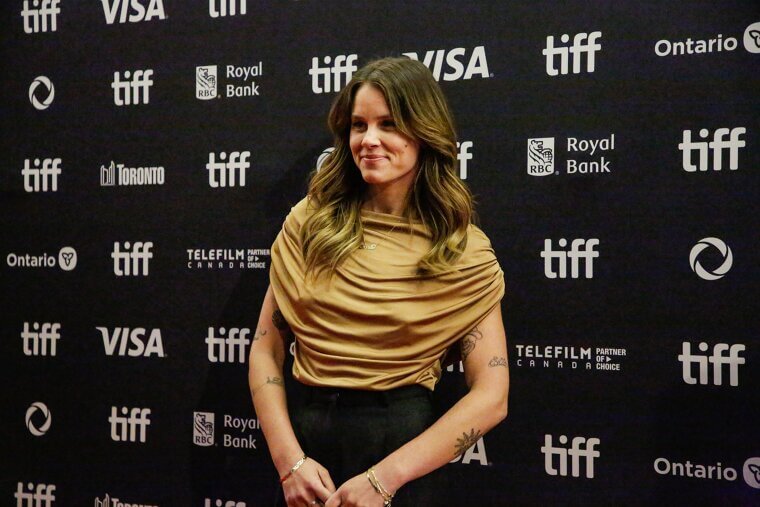 Sosie Bacon Inherited Ruthie Bacon’s Natural Warmth and Bohemian Comfort