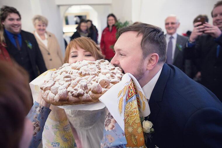 Russia's Bread-Biting Tradition Determines the Head of the Household