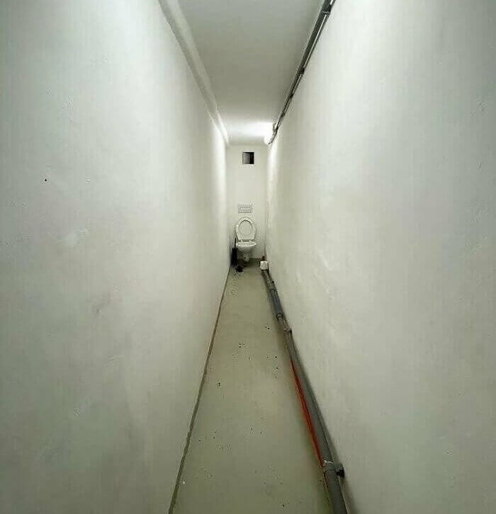 A Toilet With A Dead End