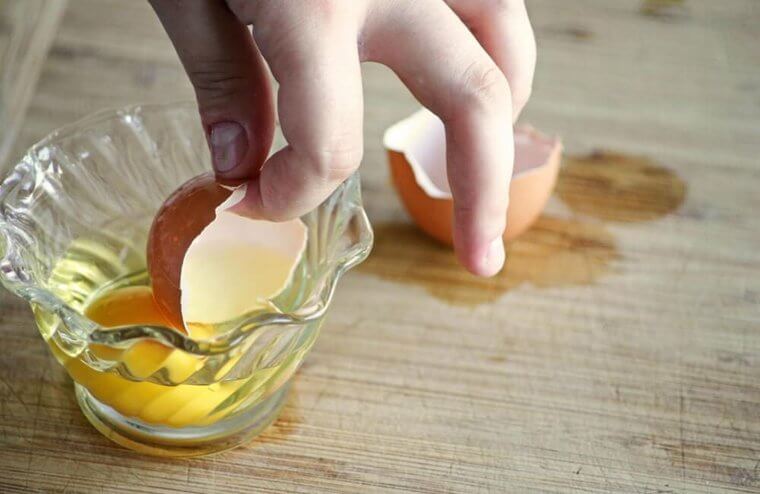 Use an Eggshell as a Scooper