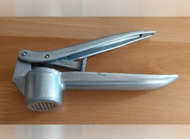 Garlic Press: Extracting Fresh Ginger Juice