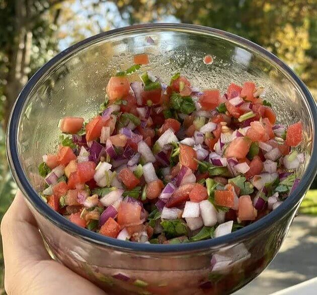 Erhalte deine Gemüseportionen, indem du Pico De Gallo zubereitest