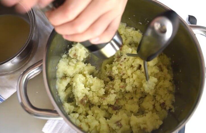 Sparen Sie Zeit und erhalten Sie mehr Textur und Nährstoffe, indem Sie das Kartoffelpüree ungeschält lassen