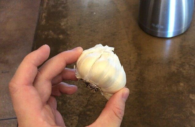 Lege deinen Knoblauch in die Mikrowelle, um ihn leicht zu schälen