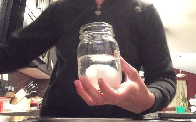 Mit diesem Glas-Trick fällt die Schale von einem gekochten Ei ab