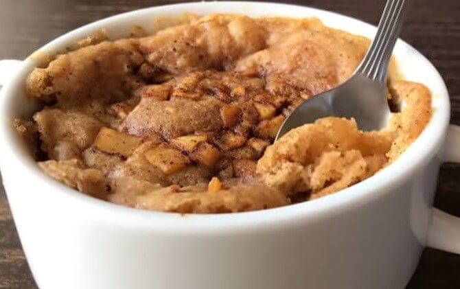 Apfelkuchen im Becher in wenigen Minuten zubereiten