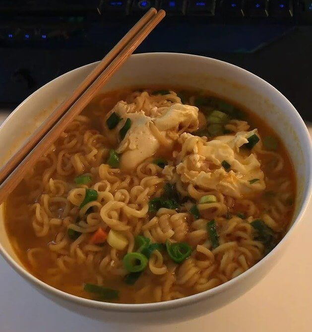 Mit Instant-Nudeln leckere selbstgemachte Ramen zubereiten