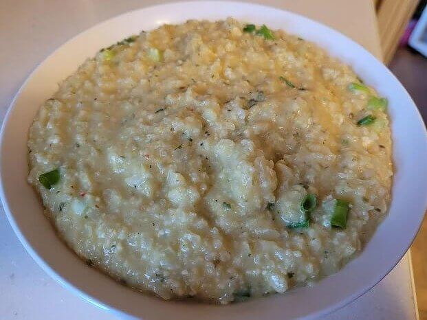 Gib Backpulver in Grits oder Polenta, um das Garen zu beschleunigen