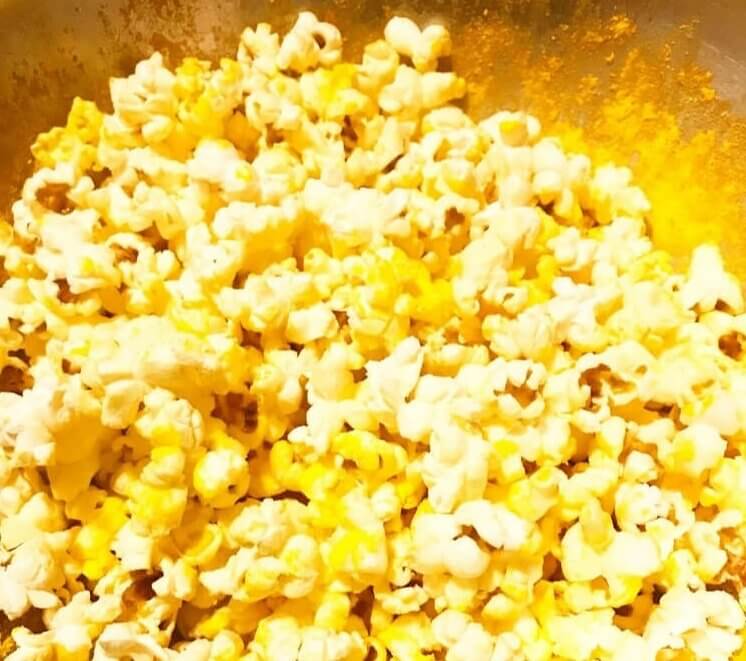 Peppe dein Popcorn mit Käsepulver auf