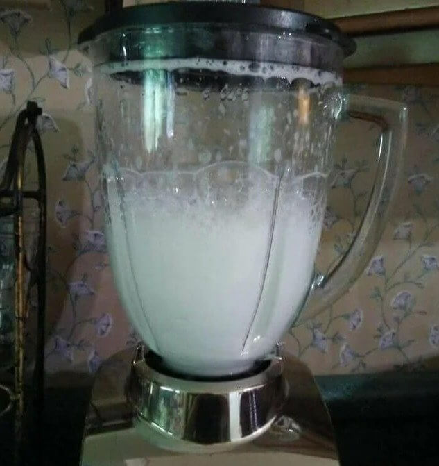Mixer mit warmem Wasser und Geschirrspülmittel reinigen